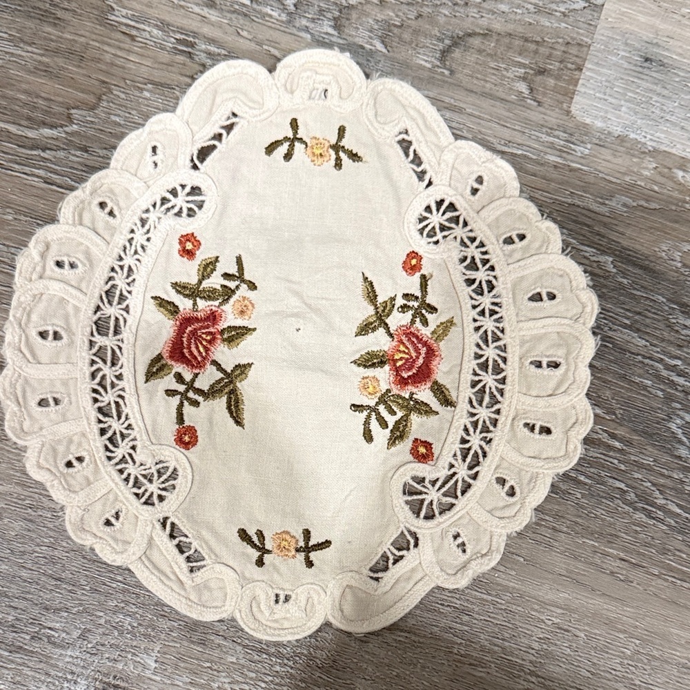 Embroidered Floral Lace Doily Set - Picture 3 of 8